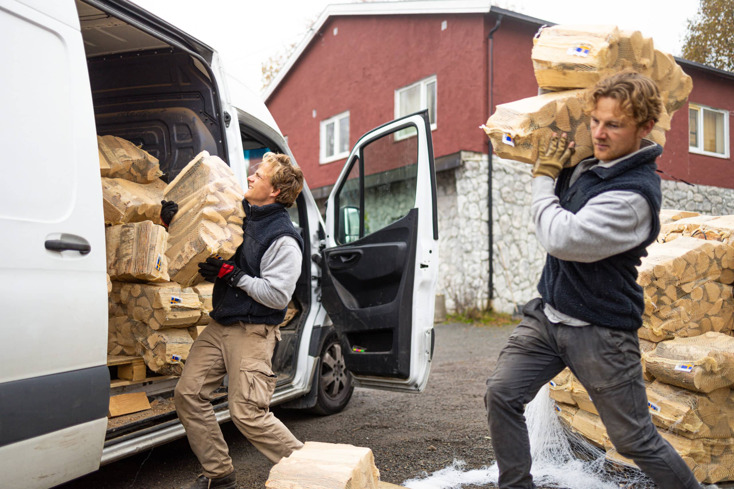 vedkubber som fraktes i en varebil