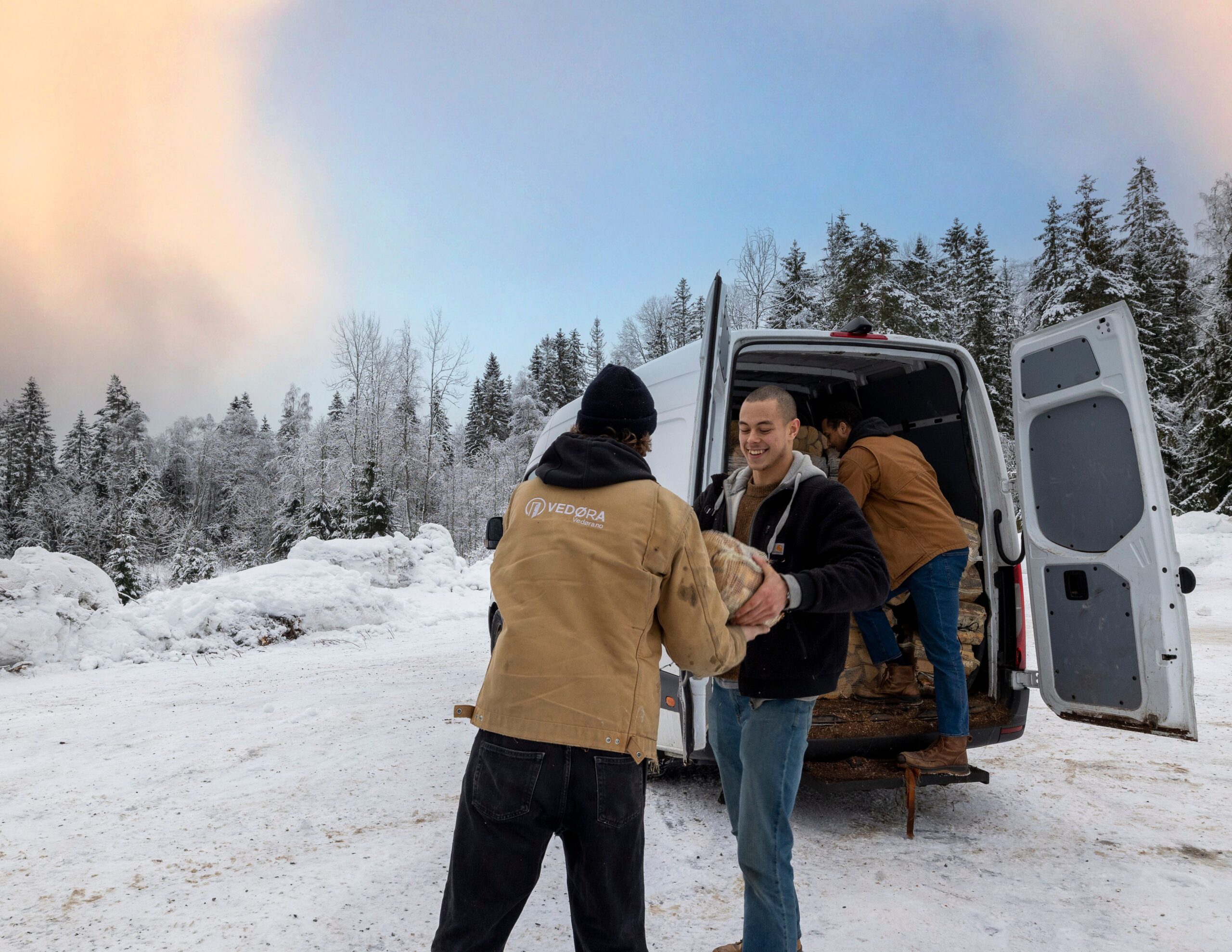 to vedøra medarbeidere som samarbeider