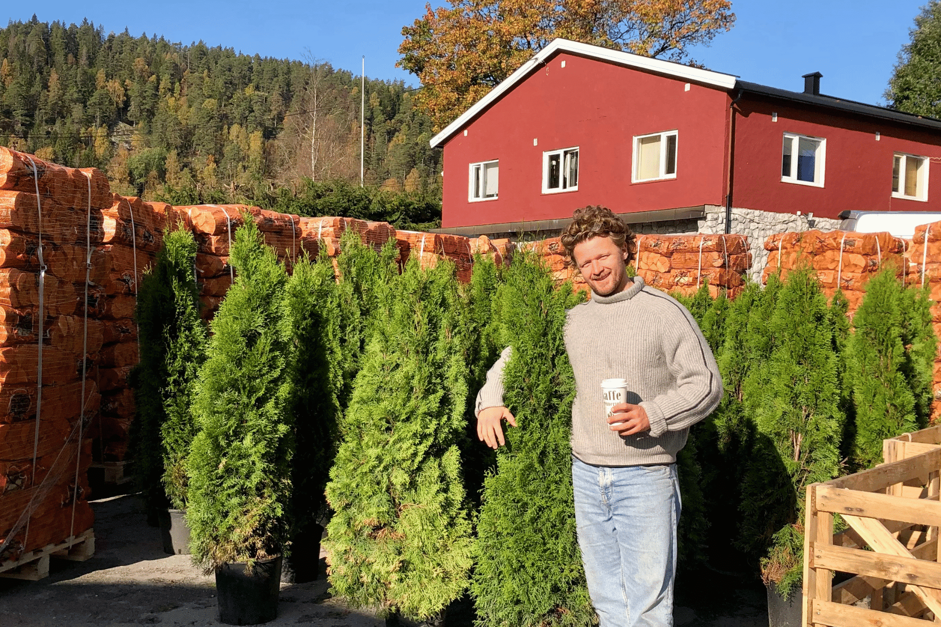 daglig leder kasper som står foran hekkplanter