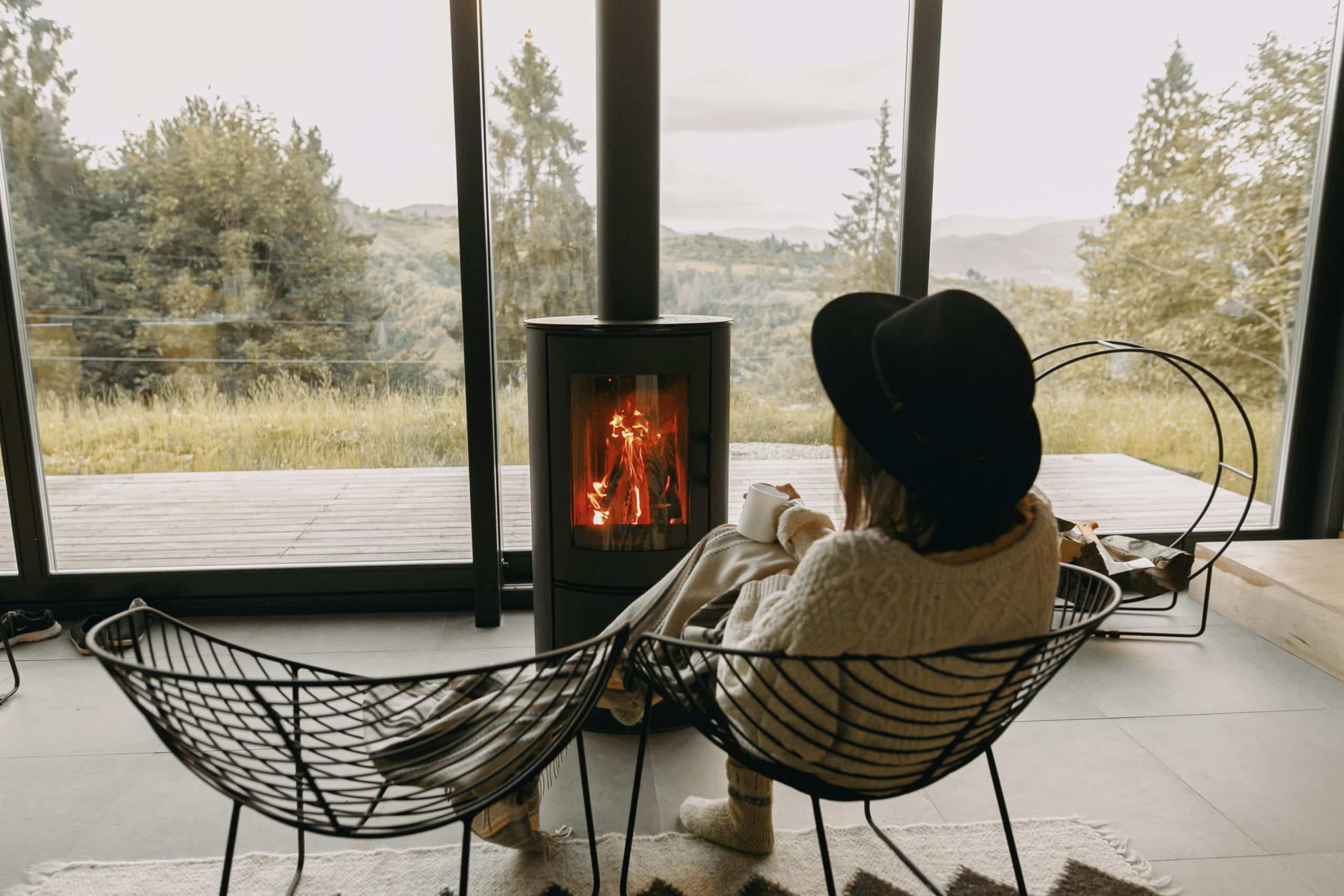 dame som slapper av foran peisen