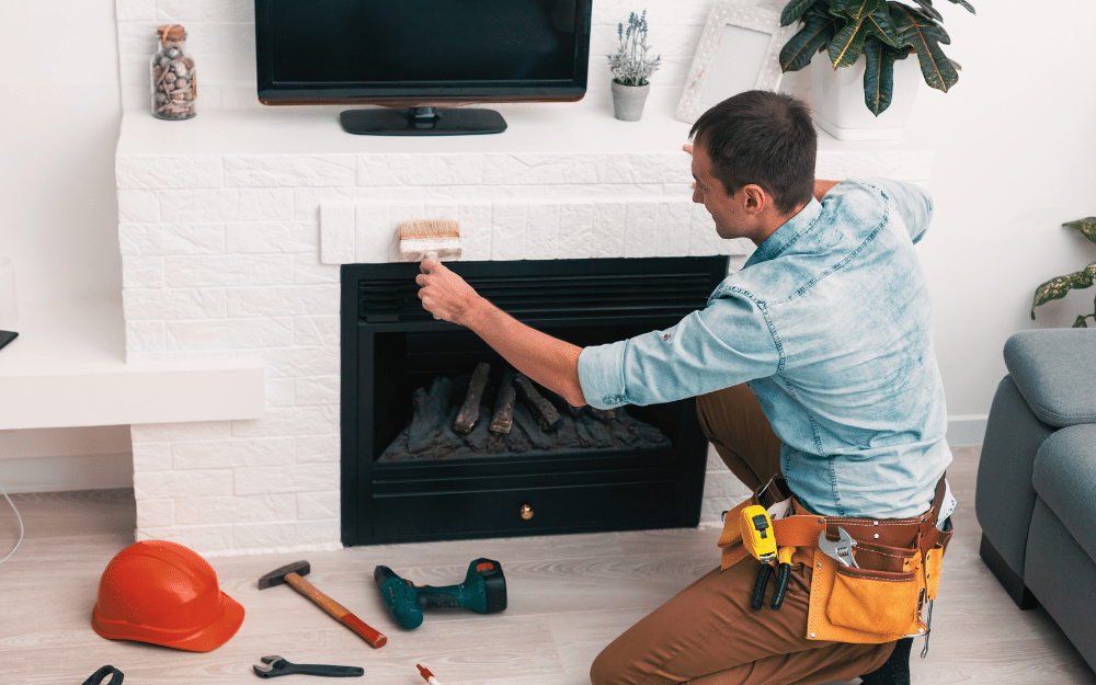 peismontør som installerer en peis